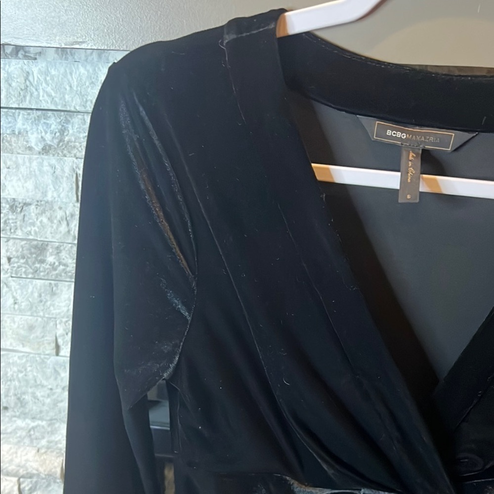 BCBGMaxAzria Black V-Neck Long Sleeve Velvet Cocktail Dress - Picture 4 of 11